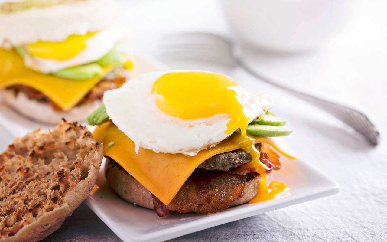 Hamburguesa de carne con queso cheddar y aguacate